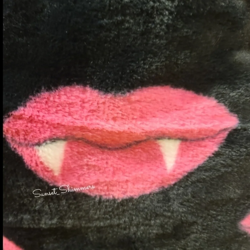 Faux Fur Pink LIPS Vampire FANGS Halloween Oversized Lux Plush Throw Blanket NEW